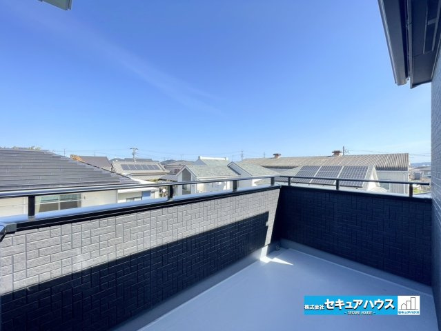 【本日ご案内可能】安城市安城町名広　全2棟のバルコニー|【バルコニー】（1号棟）
◆2階と3階部分にバルコニーがございます。3階部分には2面のバルコニーがついており、洗濯を干す用途以外に水遊びやガーデニングスペースとしても利用できます。　　　　　　　　　　