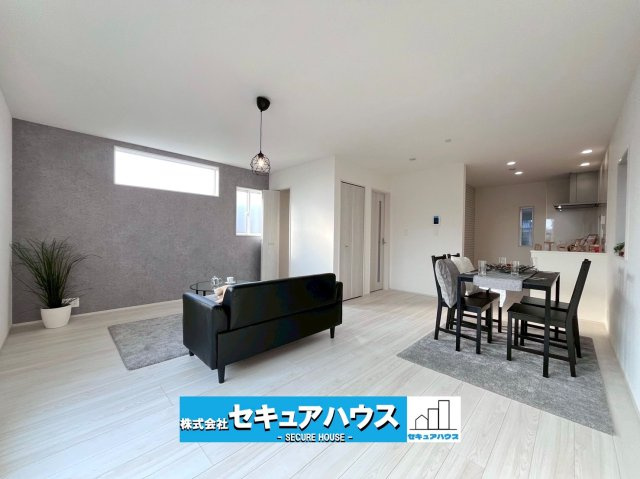 【本日ご案内可能】安城市安城町名広　全2棟の居間・リビング|【LDK18.25帖】（1号棟）
◆南向き×2階のリビングは陽当たり良好です。
◆2階リビングの為、プライバシーを守りながら生活できます。
◆LDKに収納付きの為掃除機等見えない収納可能です。　　　　