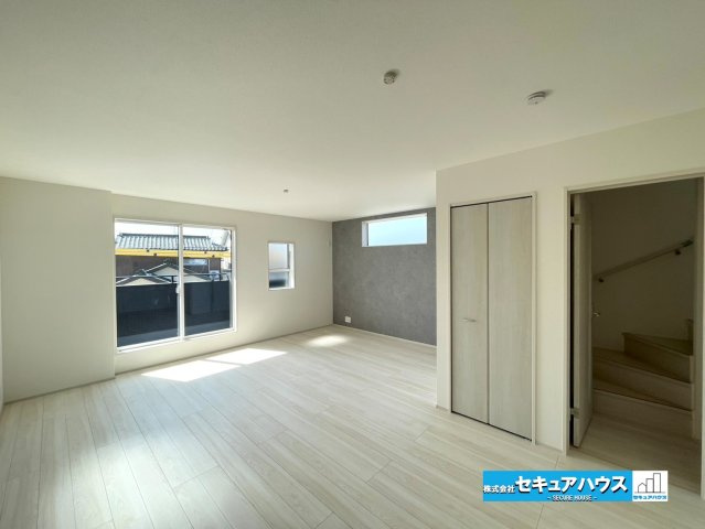 【本日ご案内可能】安城市安城町名広　全2棟の居間・リビング|【LDK19.02帖】（2号棟）　　　　
◆開放感溢れる折上天井にはアクセントとして化粧梁を設置。
◆広々とした空間に1.5帖のマルチスキップ×カウンター付きです♪　
◆収納豊富な設計のリビングです。