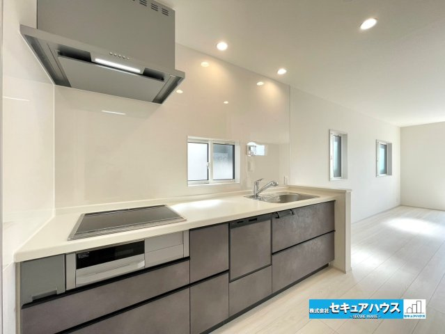 【本日ご案内可能】安城市安城町名広　全2棟のその他|【1.5帖のマルチスキップ】（2号棟）
◆お子様の勉強や作業スペースとして利用できます。
◆畳が柔らかいため小さなお子様のおむつ替えの際寝転ぶにも安心です。
◆上部吹抜で開放感があります。　　　　　　