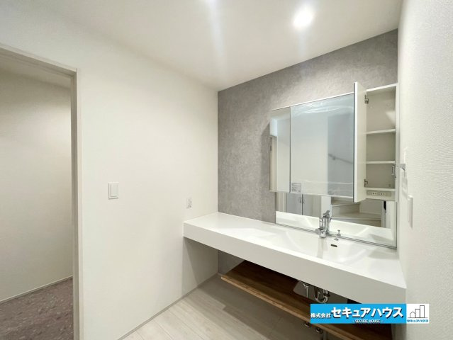 【本日ご案内可能】安城市安城町名広　全2棟のキッチン|【キッチン】（1号棟）
◆同時にたくさんの料理が調理できる3口コンロ付きです。「焼く・蒸す・煮る」の工程を同時進行で進めることができるので料理を早く作ることができます。
◆IHコンロはお掃除が楽です。