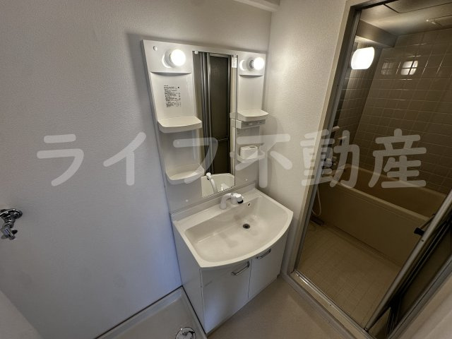 シロハイヌ吉田の洗面所|明るい洗面所です