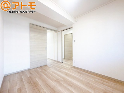 【寝室】 | 春日マンションB棟 | 収納がついているので、部屋の中をすっきり見せることができますね！