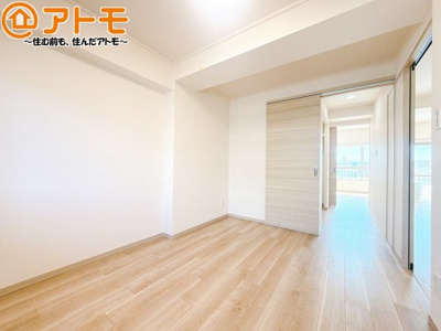【寝室】 | 春日マンションB棟 | 収納スペースもしっかり確保したお部屋は、収納家具の数も減らせるのでお部屋を広く使えます！