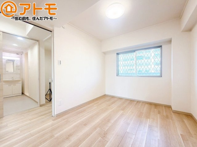 【寝室】 | 春日マンションB棟 | 壁と床がシンプルな色合いだからこそ自分だけの空間を作れます♪お部屋作りのイメージは順調でしょうか♪