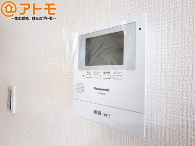【防犯設備】 | 春日マンションB棟 | TVモニター付きインターホンは訪問者を確認することができ、防犯性に優れています。