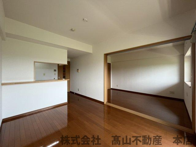 宗像市稲元１丁目の賃貸マンションの居間・リビング