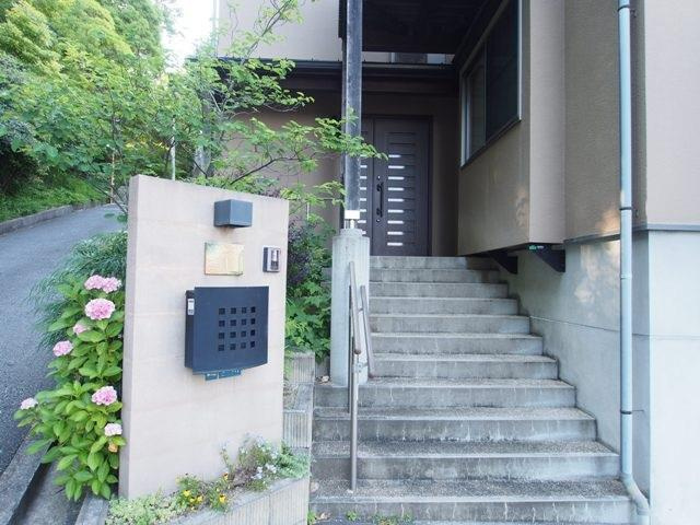 泉ガ丘戸建のエントランス