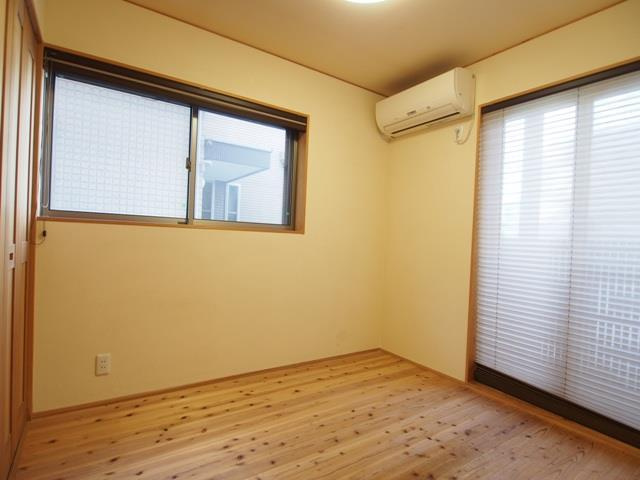 泉ガ丘戸建の洋室