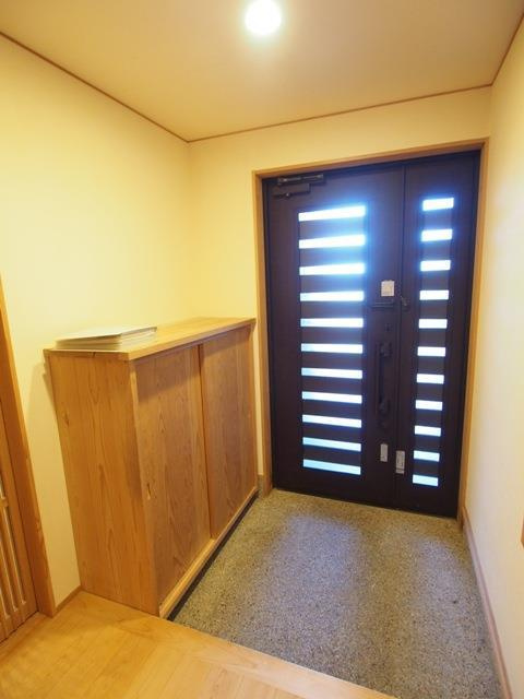 泉ガ丘戸建の玄関