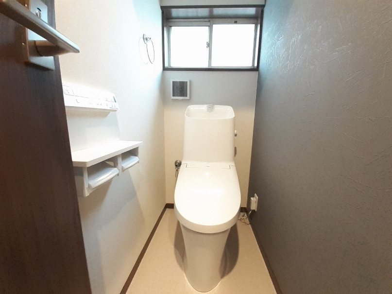 【リフォーム済み】１階トイレはＴＯＴＯ製の温水洗浄便座付に新品に交換しました。
壁・天井クロスの張替え、床の張替え、照明器具の交換をして清潔に仕上げました。
