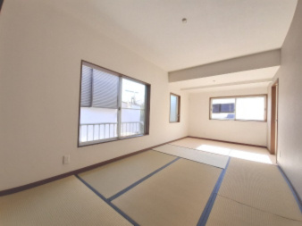 【リフォーム済み】２階南側の和室です。壁、天井クロスの張替え、畳の表替えを行いました。東側には窓も有ります。調湿効果や木のぬくもり、リラックス効果の有る板敷３帖と合わせて９帖の広さが有ります。
