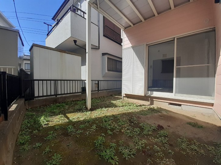 南側のお庭は趣味の時間やガーデニングでご利用頂けます。また家庭菜園など植物の栽培を楽しむ事、ホームパーティやBBQを楽しむことも可能です。
