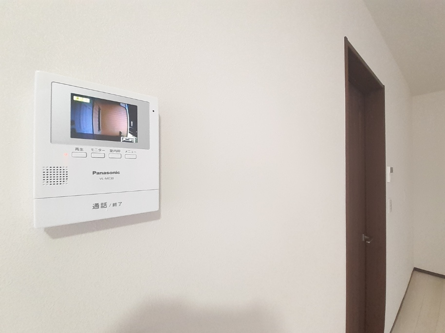 【リフォーム済み】リビングに新規設置の録画付きTVモニタ―ホンで玄関にいらしたお客様を確認してから応対出来ます。留守中の来客も記録出来るので防犯面でも安心です。