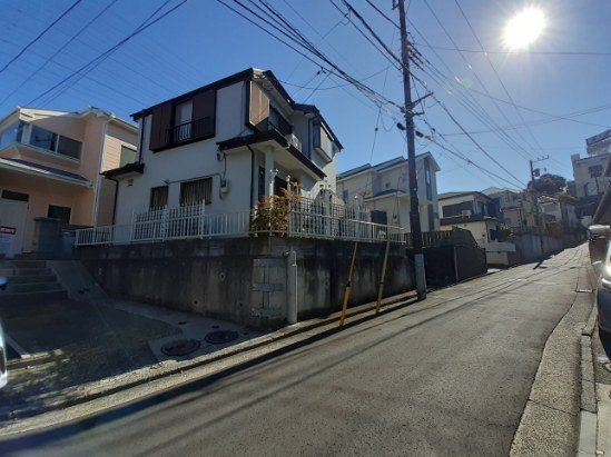 西側幅約４ｍの道路より敷地内に出入りします。幹線道路に面していないので道路を利用するのはほぼご近所さんの為、のんびりと生活することが出来ます。

