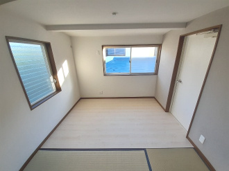 【リフォーム済み】２階和室奥には3帖スペースの板敷きが有ります。床を傷つけずに重い家具等を置く事も可能です。バルコニーへの出入りも出来ます。