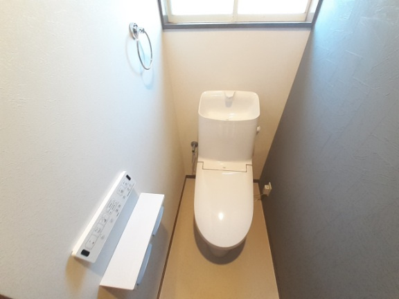 【リフォーム済み】2階のトイレも温水洗浄便座付きの新品に交換しました。壁・天井クロスの張替え、床の張替え、照明器具を交換しました。１階に下りる煩わしさが無く、トイレを使い分けたい方に重宝します。

