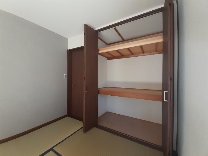 和室にも収納スペースが有ります。備え付けの収納が有ると余計な家具を置かずにお部屋を広く利用できます。お片付けが苦手な方には嬉しいです。