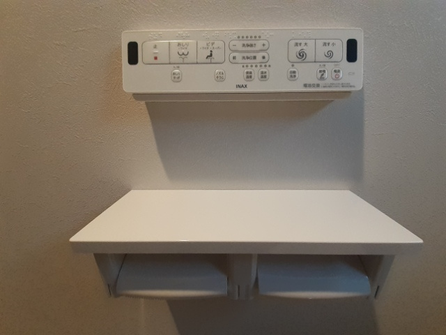 【リフォーム済み】体を冷やす事なく座る事が出来る温水洗浄便座付きのトイレ（新品に交換）です。