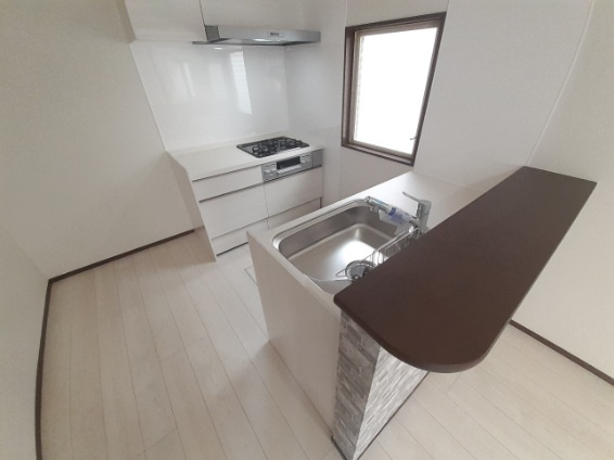 【リフォーム済み】ＬＩＸＩＬ製の新品に交換しました。セパレートタイプ（３口コンロ付き）で水はねを抑える静音シンクです。視界を遮る吊り戸が無いので開放感の有るスペースです。