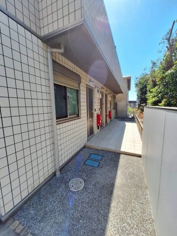  カレント　シャンブル　A のエントランス