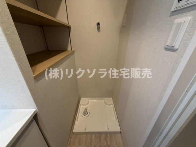 労住まきのハイツ1号棟のランドリースペース|ドラム式も設置可能　棚付き
■物件内覧・資金計画相談・住宅ローン相談、リフォーム相談、お問合せ受付中■
※当日・翌日のご内覧、ご相談はお電話でのお問合せがスムーズです！