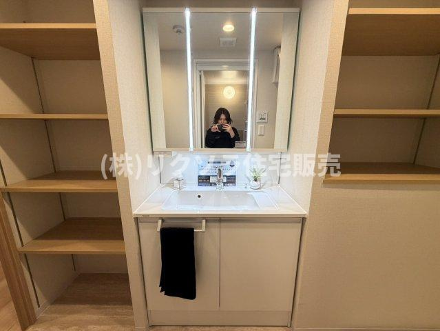 労住まきのハイツ1号棟の独立洗面台|三面鏡付き独立洗面台
■物件内覧・資金計画相談・住宅ローン相談、リフォーム相談、お問合せ受付中■
※当日・翌日のご内覧、ご相談はお電話でのお問合せがスムーズです！