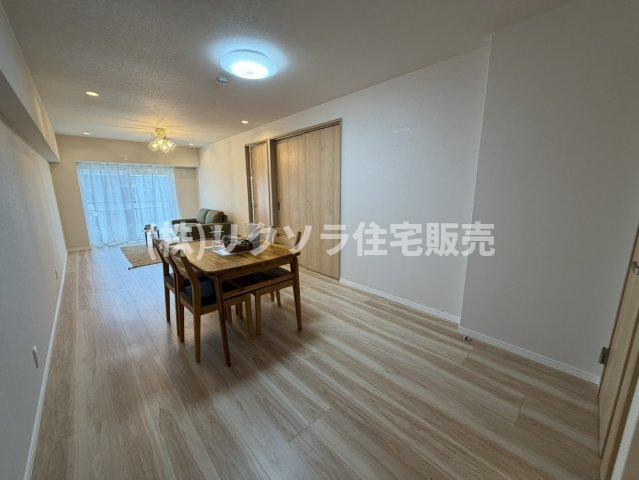 労住まきのハイツ1号棟の居間・リビング|LDK17.6帖
■物件内覧・資金計画相談・住宅ローン相談、リフォーム相談、お問合せ受付中■
※当日・翌日のご内覧、ご相談はお電話でのお問合せがスムーズです！