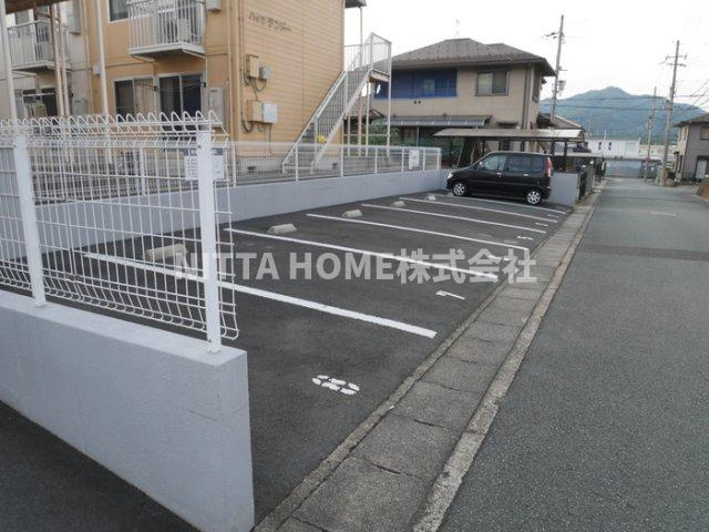 福知山市前田新町のアパートの駐車場|敷地内に駐車場も完備♪