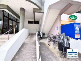 ペット可！3階・南向・4LDK！三井東別院ハイツ|エントランスアプローチは、スロープ付きでお年寄りやベビーカーにも配慮されています。