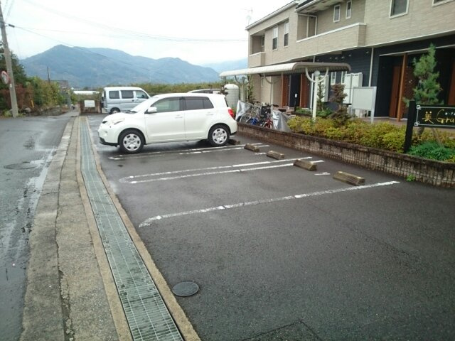 【駐車場】 | 美・Ｇｒａｃｅ（ビ・グレイス） | 車をお持ちの方に嬉しい駐車場付きの物件です