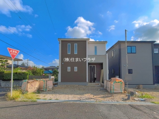 仲介手数料無料）デザイナーズＫｕＲｕＲｉ高森台２号棟の前面道路含む現地写真