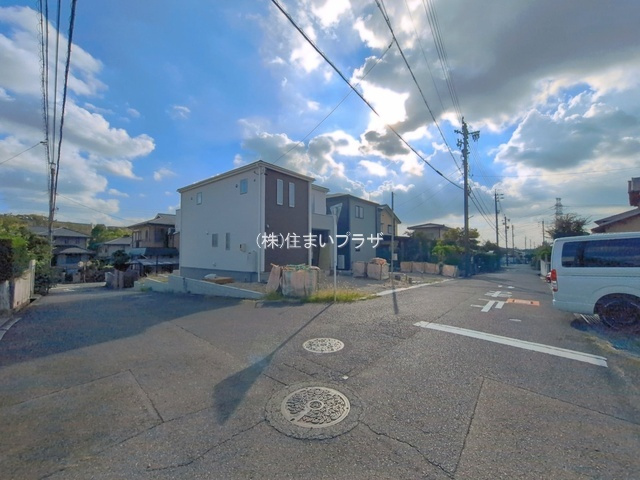 仲介手数料無料）デザイナーズＫｕＲｕＲｉ高森台２号棟の前面道路含む現地写真|前面道路含む現地写真です