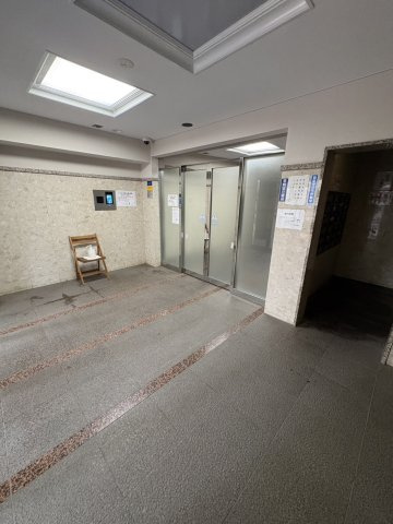 モナーク根岸のエントランス