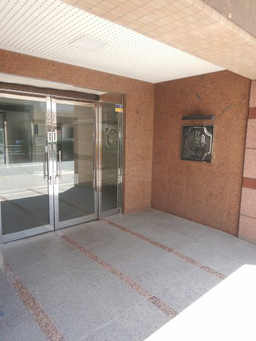 モナーク根岸のエントランス