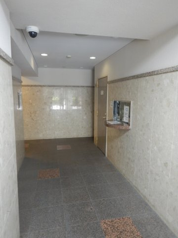モナーク根岸のエントランス