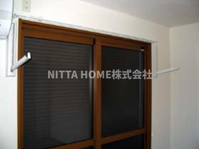 福知山市駅南町２丁目のアパートの居間・リビング|室内物干しが可能です＊バルコニーもついています◎