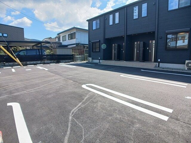 カルディナの駐車場