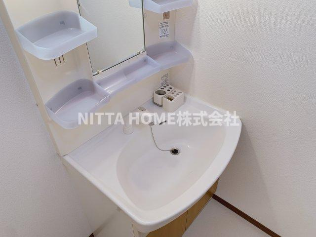 フリートコートの洗面所|シャワー付きの洗面台朝の準備も楽々です★