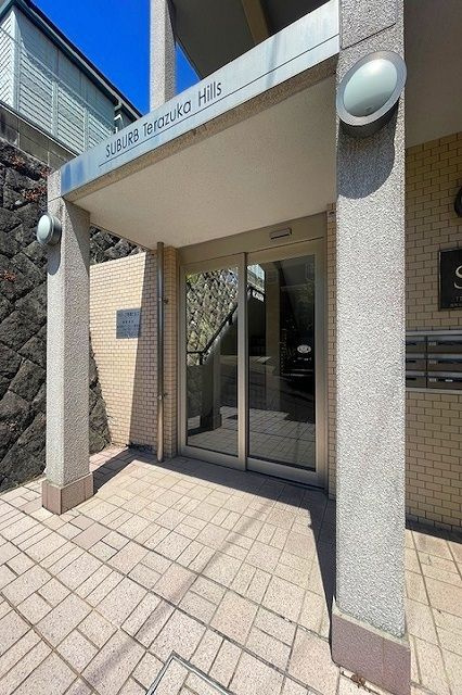 サバーブ寺塚ヒルズのエントランス