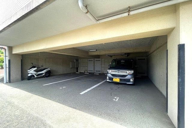 サバーブ寺塚ヒルズの駐車場