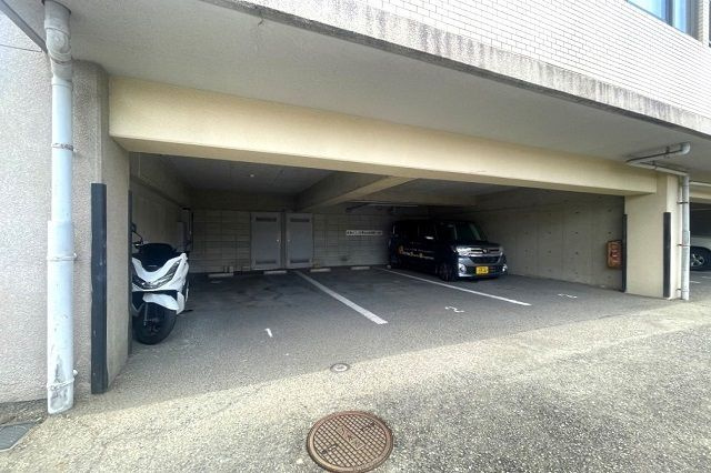 サバーブ寺塚ヒルズの駐車場