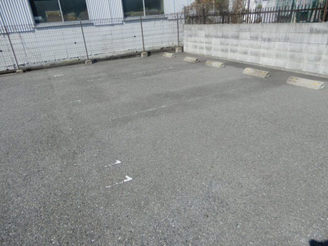 メゾン・アムールの駐車場