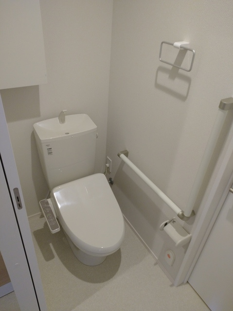 (シニア限定)ヘーベルヴィレッジ相模原のトイレ|手すりのあるトイレは洗浄暖房便座あり。緊急通報スイッチ付きです。