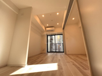 【居間・リビング】 | シーズンフラッツ梅田NORTH | シーズンフラッツ梅田NORTH　リビング・ダイニングスペース