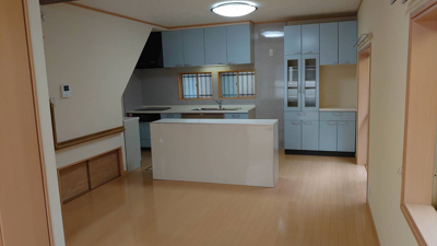 【キッチン】 | 青山西２丁目戸建賃貸 | 室内はとても綺麗ですよ　キッチンキャビネットが備付で便利ですね