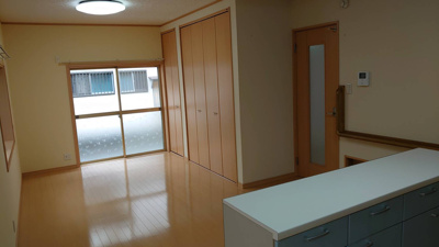 【居間・リビング】 | 青山西２丁目戸建賃貸 | 室内はとても綺麗ですよ　リビングに大きめのクローゼットがあって収納バッチリです