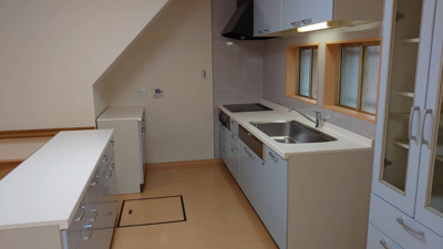 【キッチン】 | 青山西２丁目戸建賃貸 | 収納量たっぷりで綺麗にまとまったキッチンです　ＩＨコンロなので安心安全です