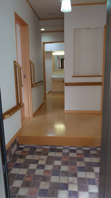 【玄関】 | 青山西２丁目戸建賃貸 | 明るい玄関ホールです