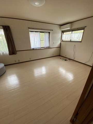 大内氷上戸建ての洋室